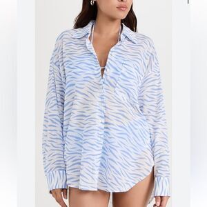 Xirena Sydney Shirt in a blue and white zebra print, cotton size large